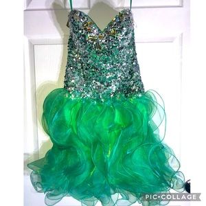 New Limited Edition Size 8 Knee Length Sequined Green Ruffle Prom Dress NP752